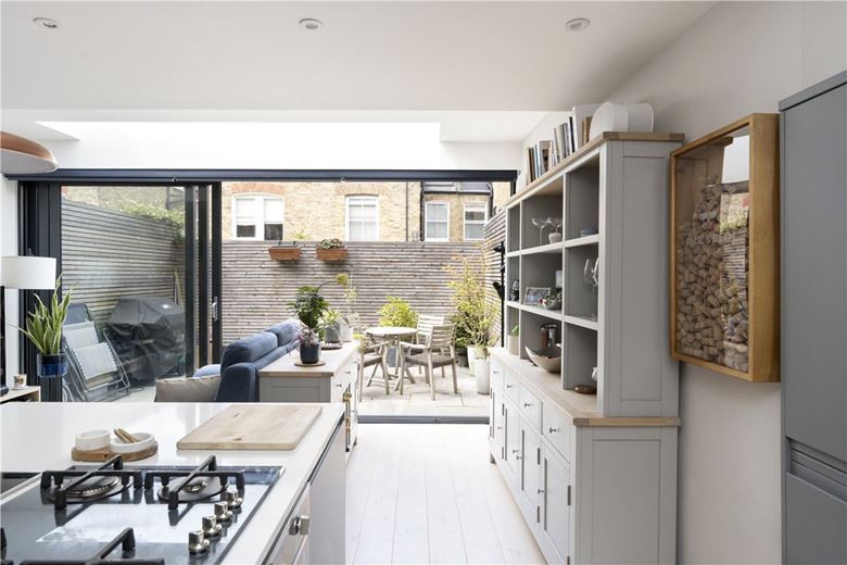 3 bedroom flat, Nightingale Triangle, Balham SW12 - Sold