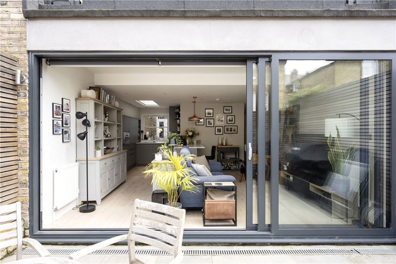 3 bedroom flat, Nightingale Triangle, Balham SW12 - Sold