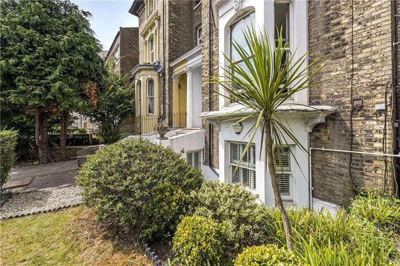 2 bedroom flat, North Side Wandsworth Common, London SW18 - Available
