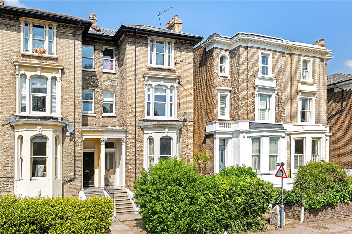 2 bedroom flat, North Side Wandsworth Common, London SW18 - Available