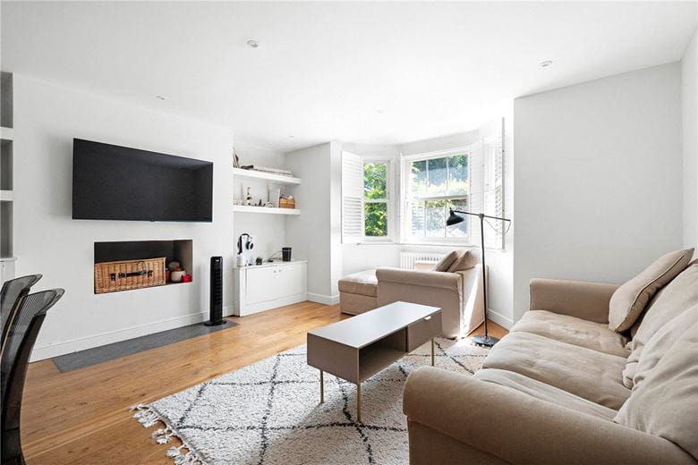 2 bedroom flat, North Side Wandsworth Common, London SW18 - Available