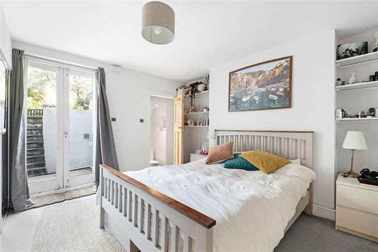 2 bedroom flat, North Side Wandsworth Common, London SW18 - Available