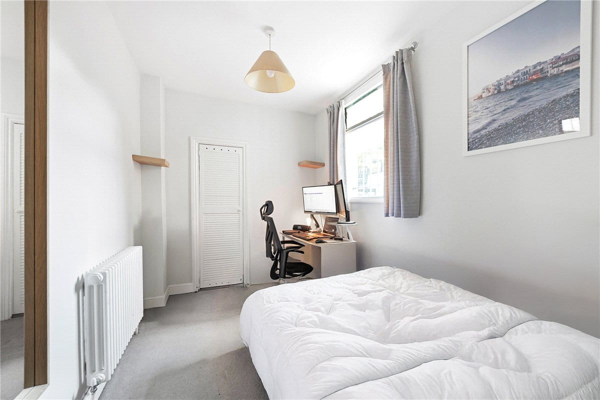 2 bedroom flat, North Side Wandsworth Common, London SW18 - Available