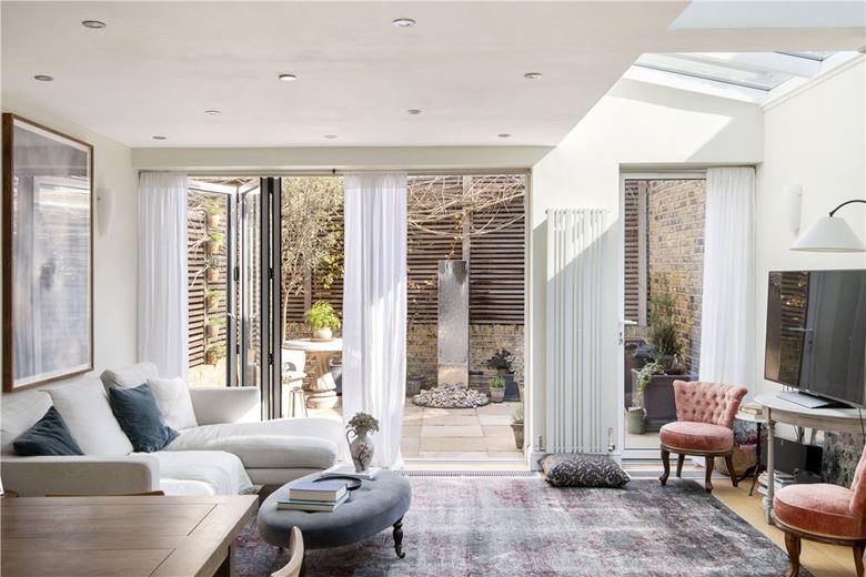 2 bedroom flat, Between The Commons, London SW11 - Available