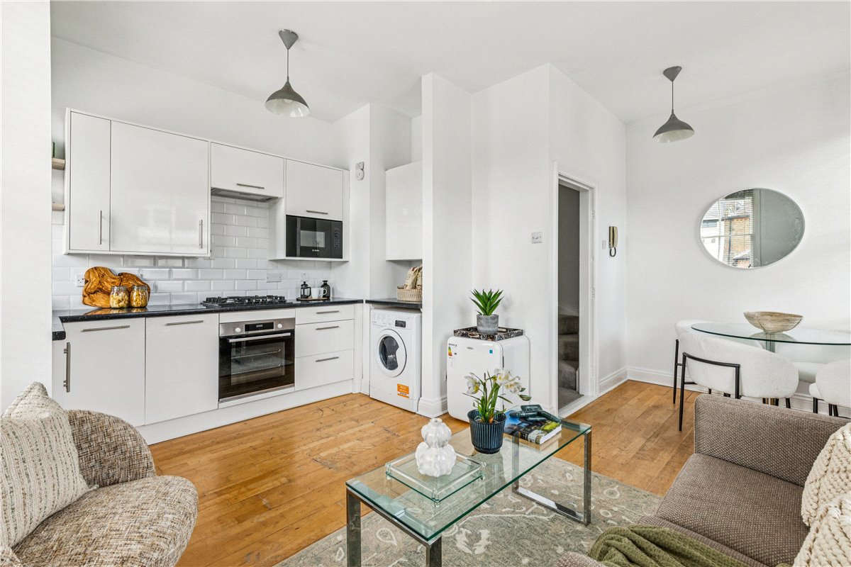 2 bedroom flat, Nottingham Road, Bellevue Village SW17 - Available