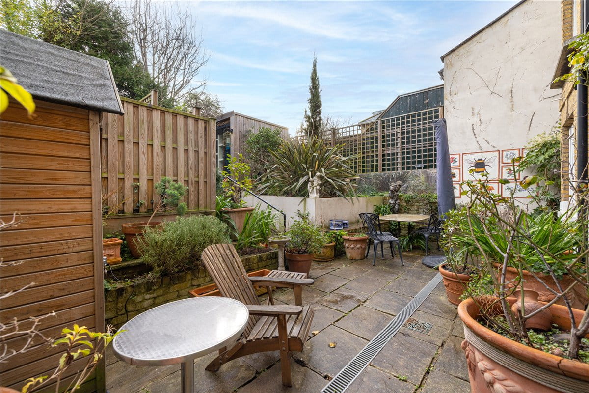 2 bedroom flat, Wandle Road, London SW17 - Available