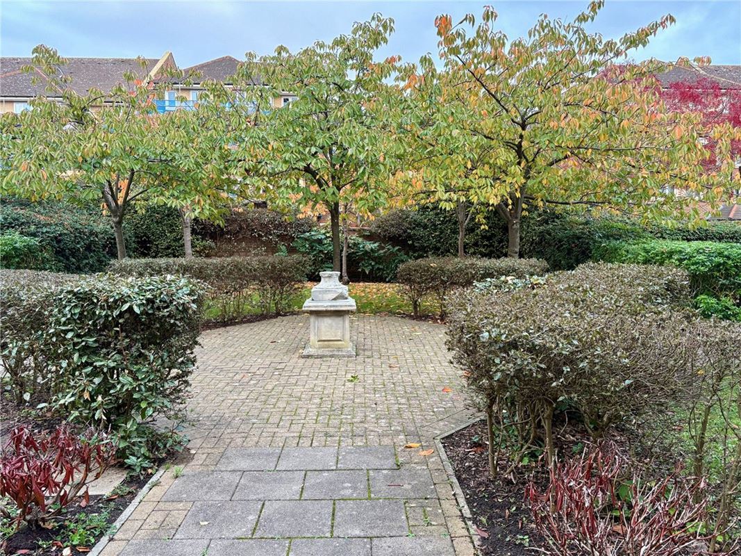 2 bedroom flat, Roma Court, St. James's Drive SW12 - Sold STC