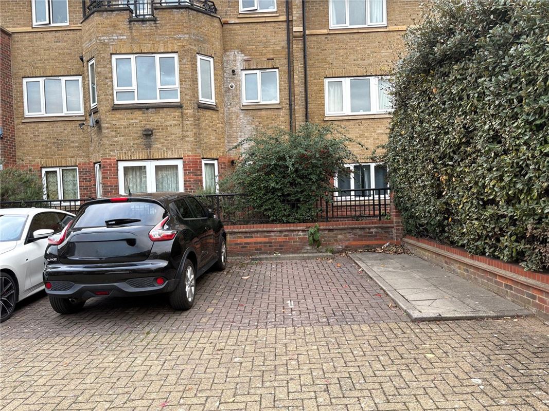 2 bedroom flat, Roma Court, St. James's Drive SW12 - Sold STC