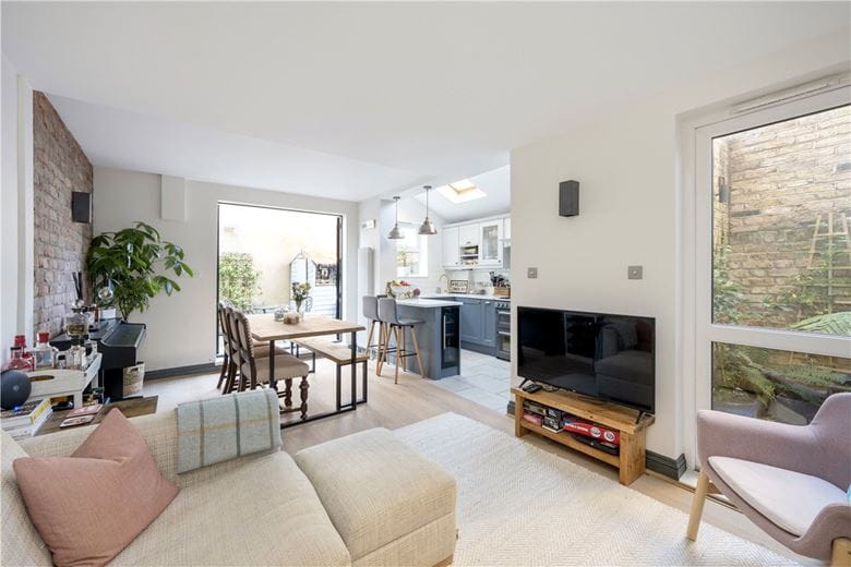 2 bedroom flat, Foxmore Street, London SW11 - Available