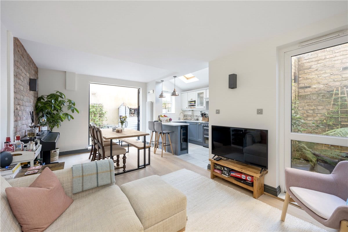 2 bedroom flat, Foxmore Street, London SW11 - Sold