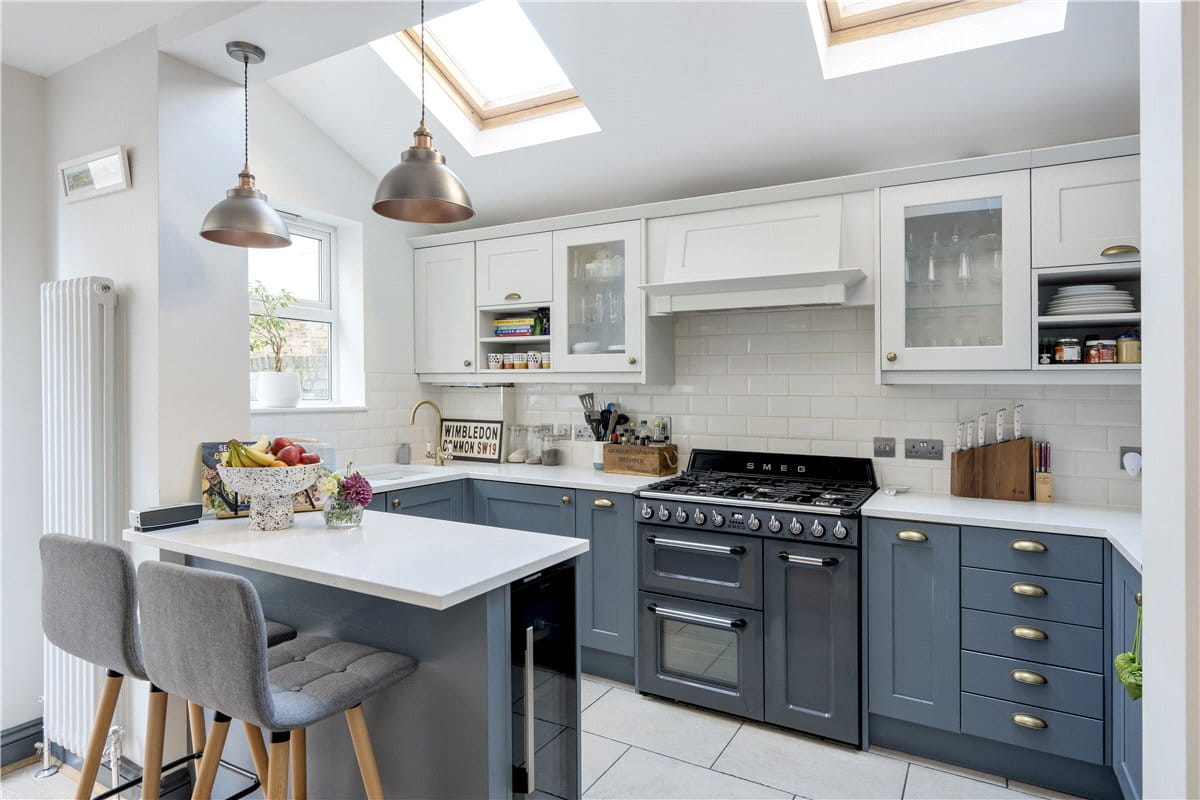 2 bedroom flat, Foxmore Street, London SW11 - Sold