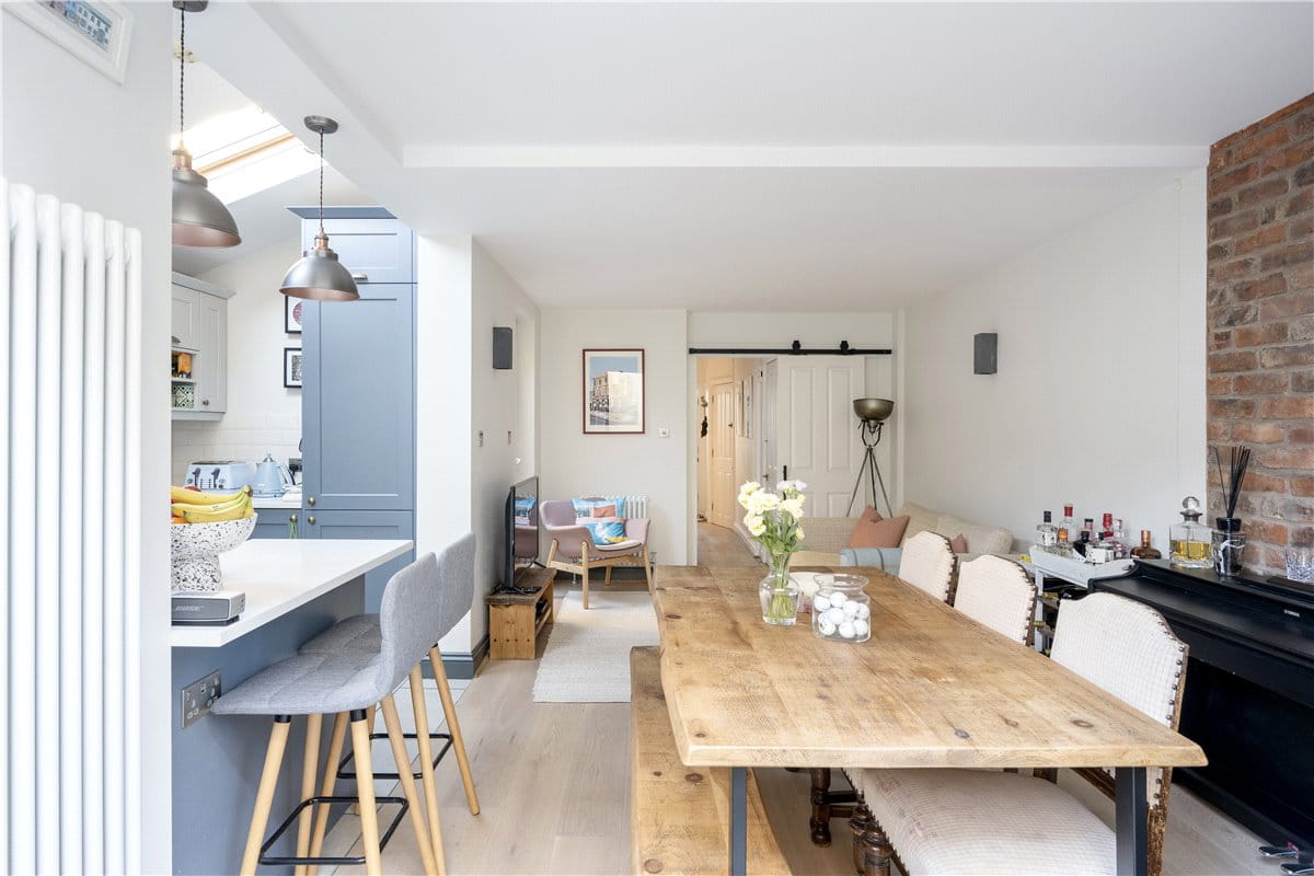 2 bedroom flat, Foxmore Street, London SW11 - Sold