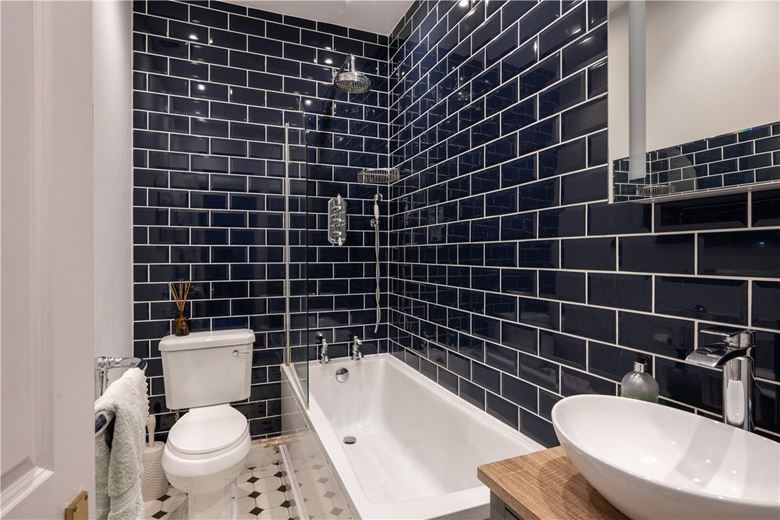 2 bedroom flat, Foxmore Street, London SW11 - Sold