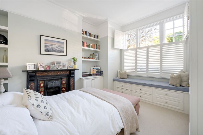 2 bedroom flat, Foxmore Street, London SW11 - Sold