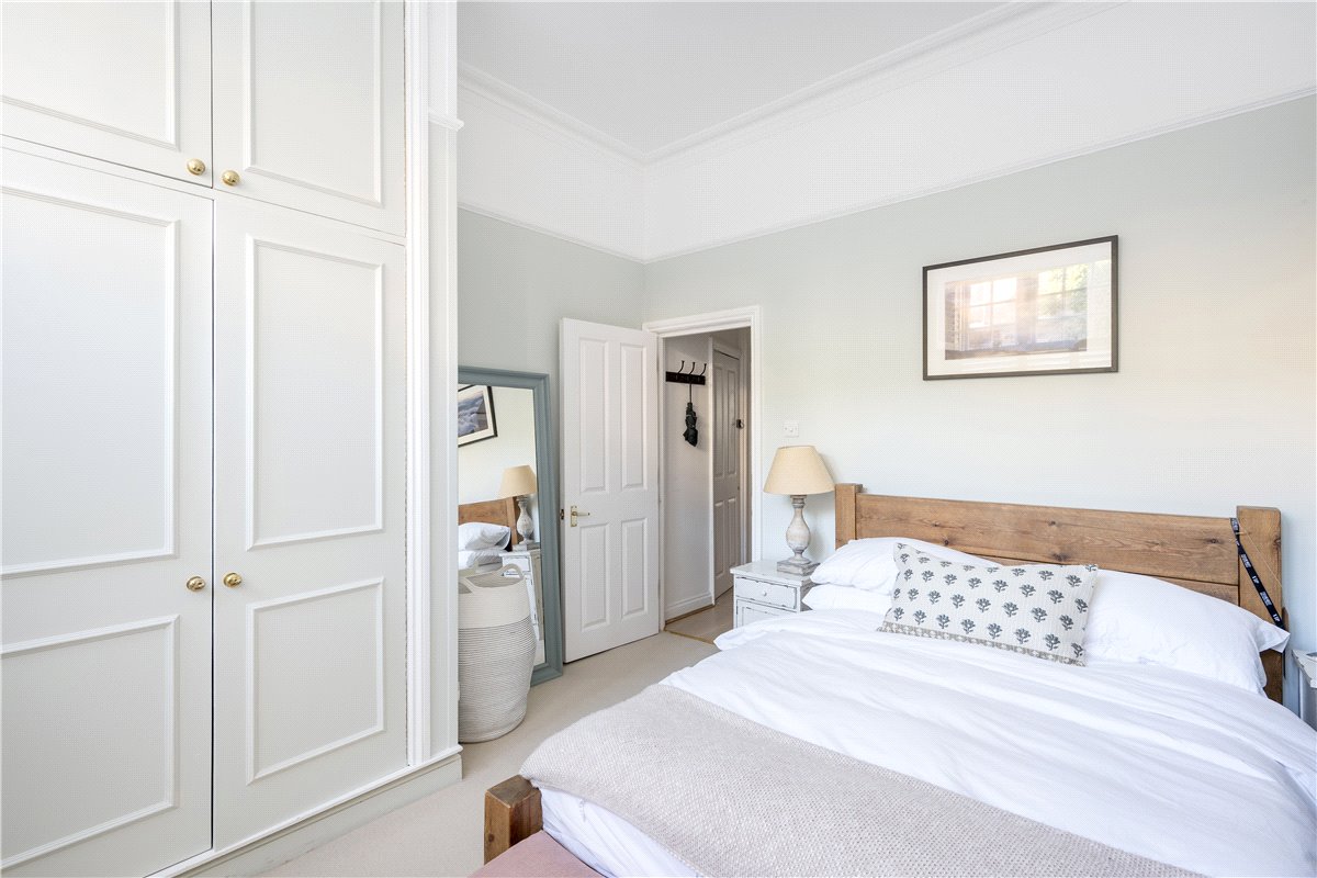 2 bedroom flat, Foxmore Street, London SW11 - Sold