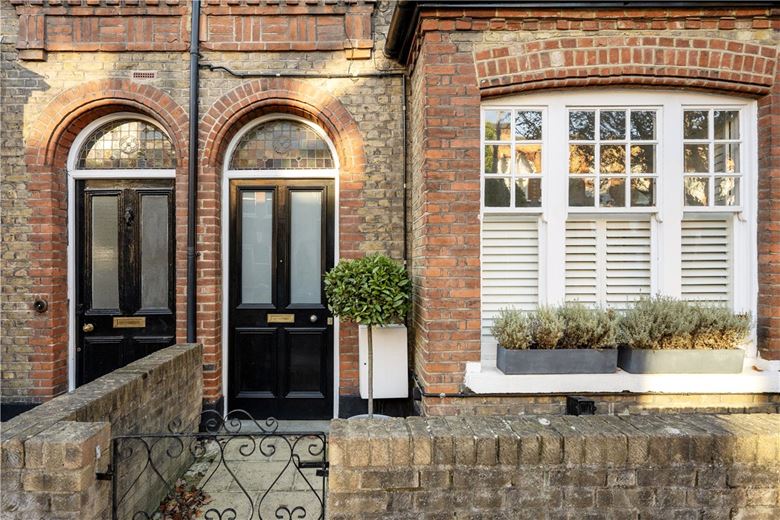 2 bedroom flat, Foxmore Street, London SW11 - Sold