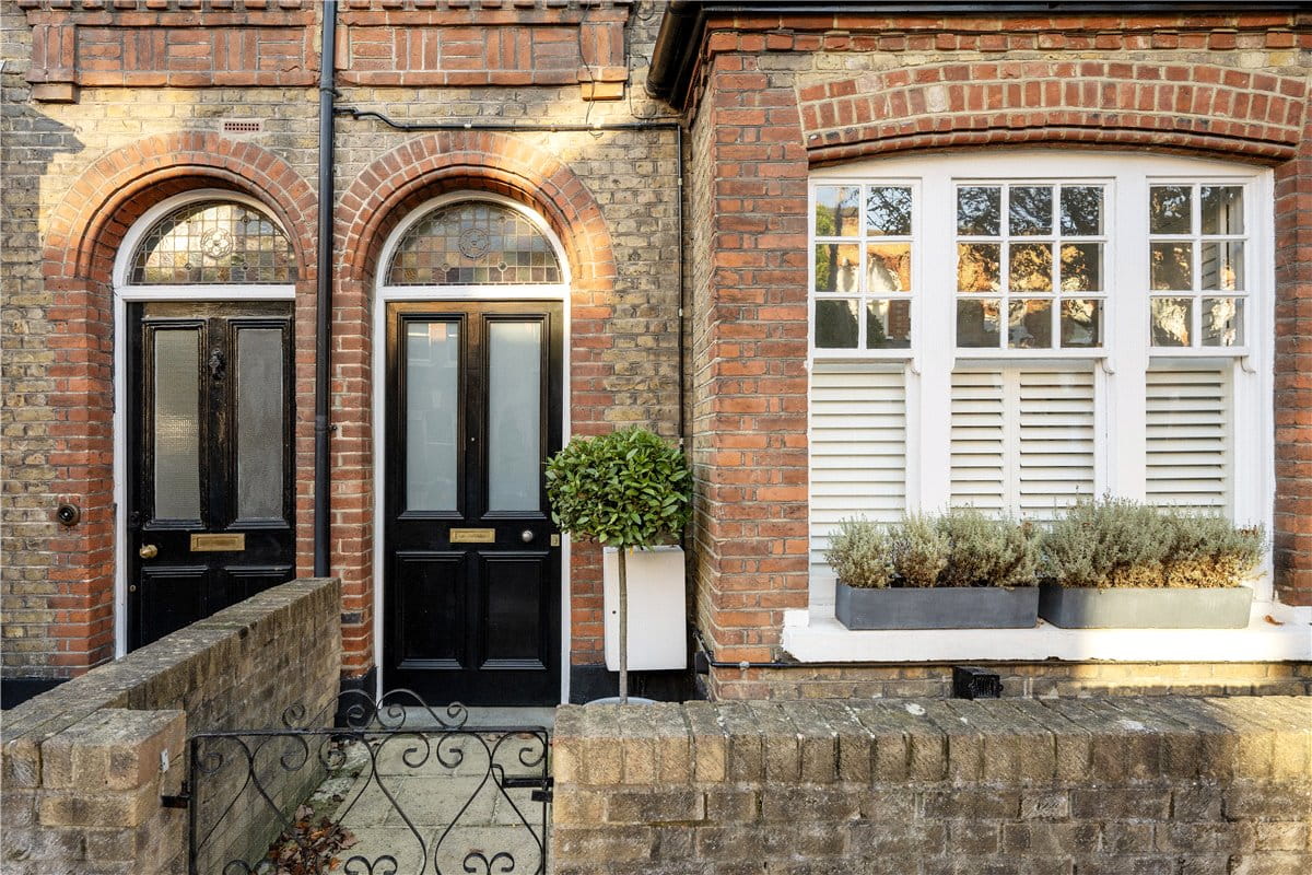 2 bedroom flat, Foxmore Street, London SW11 - Sold