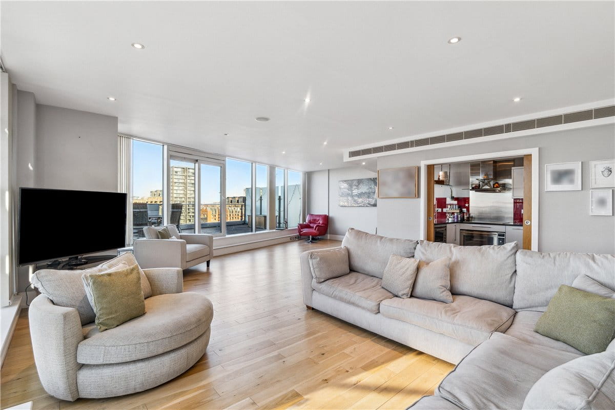 3 bedroom flat, Commodore House, Battersea Reach SW18 - Available