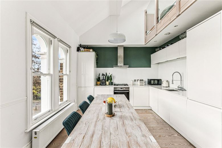 2 bedroom flat, Trinity Road, London SW17 - Available