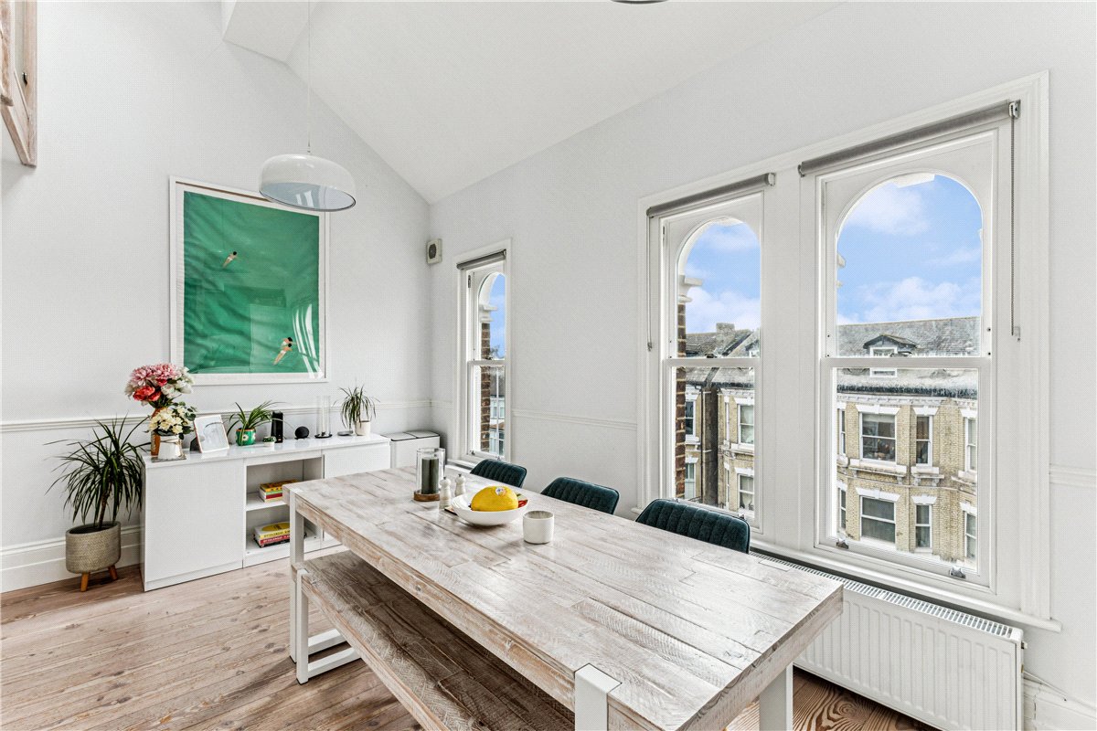 2 bedroom flat, Trinity Road, London SW17 - Available