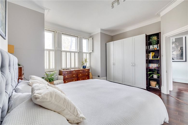 2 bedroom flat, North Side  Wandsworth Common, London SW18 - Sold STC