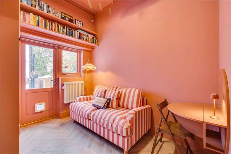 2 bedroom flat, Nightingale Lane, London SW12 - Available