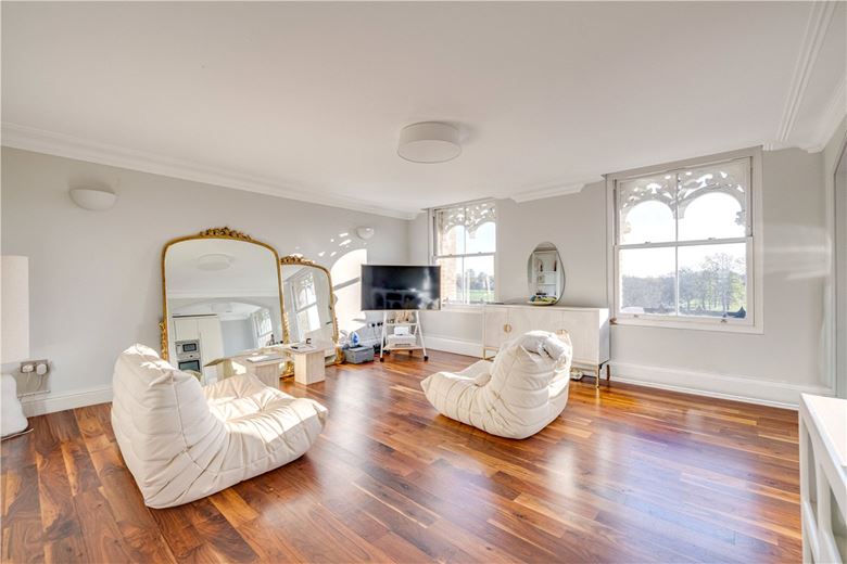2 bedroom flat, Clapham Common North Side, London SW4 - Available