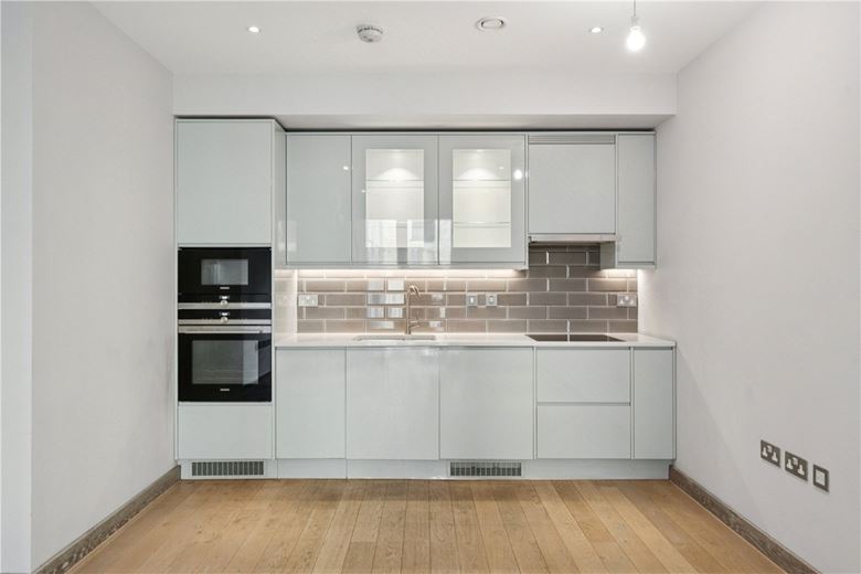  bedroom flat, Chivers Passage, London SW18 - Available