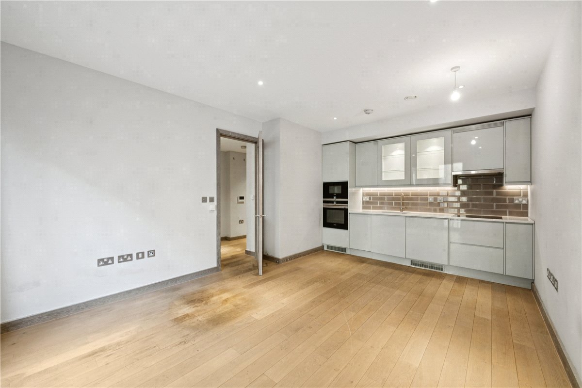  bedroom flat, Chivers Passage, London SW18 - Available