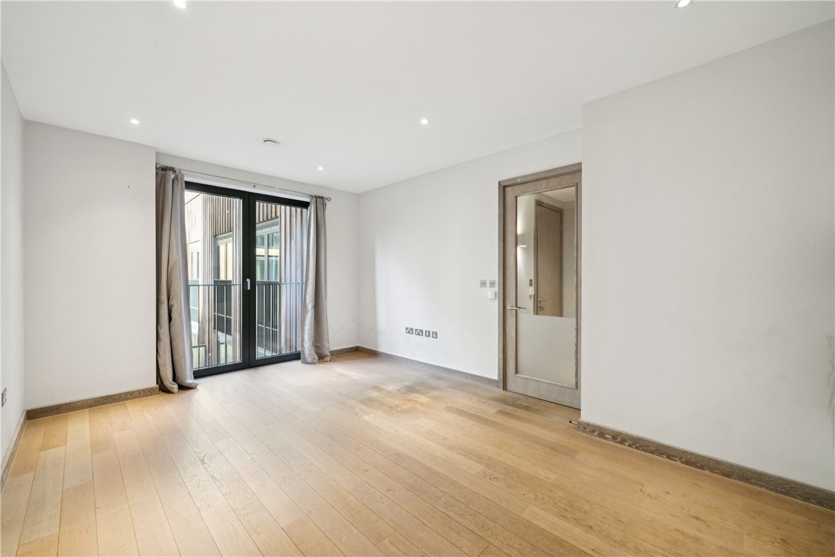  bedroom flat, Chivers Passage, London SW18 - Available