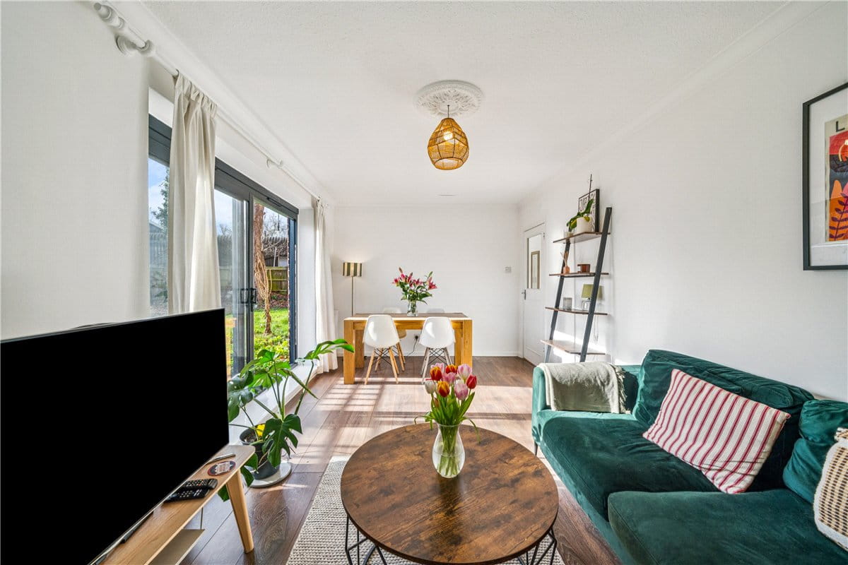 2 bedroom flat, Mayford Close, London SW12 - Available