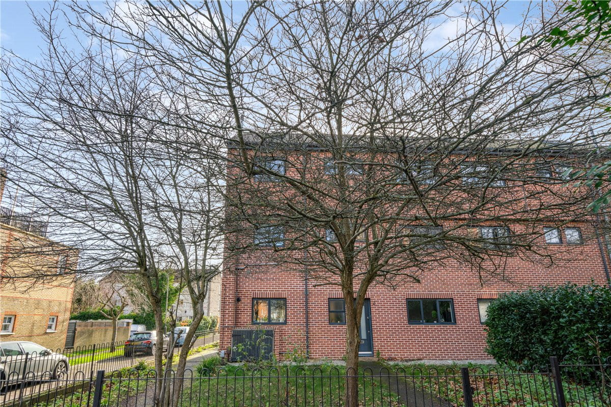 2 bedroom flat, Mayford Close, London SW12 - Available