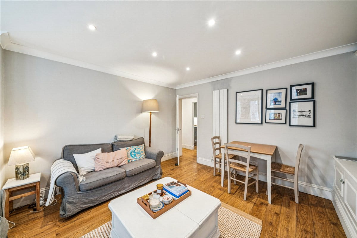 2 bedroom flat, Frogmore, London SW18 - Available
