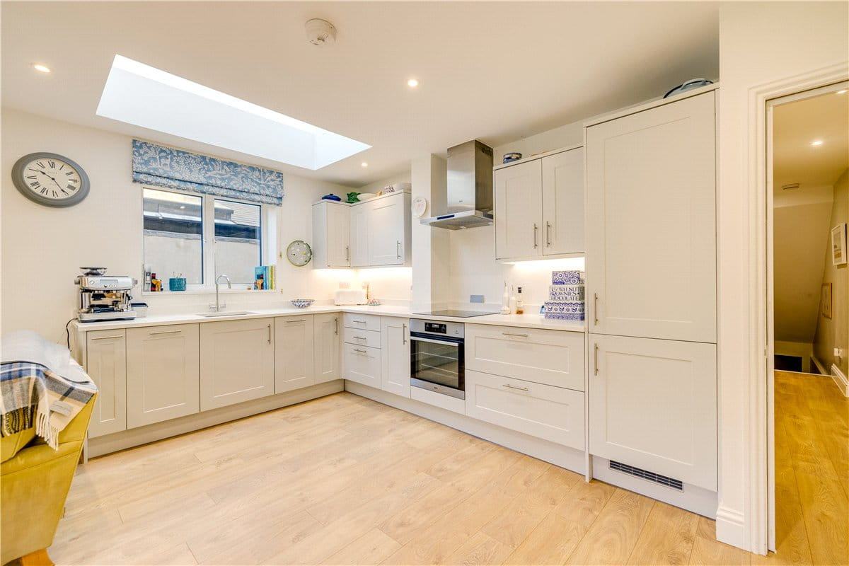 2 bedroom maisonette, Birdhurst Road, London SW18 - Available