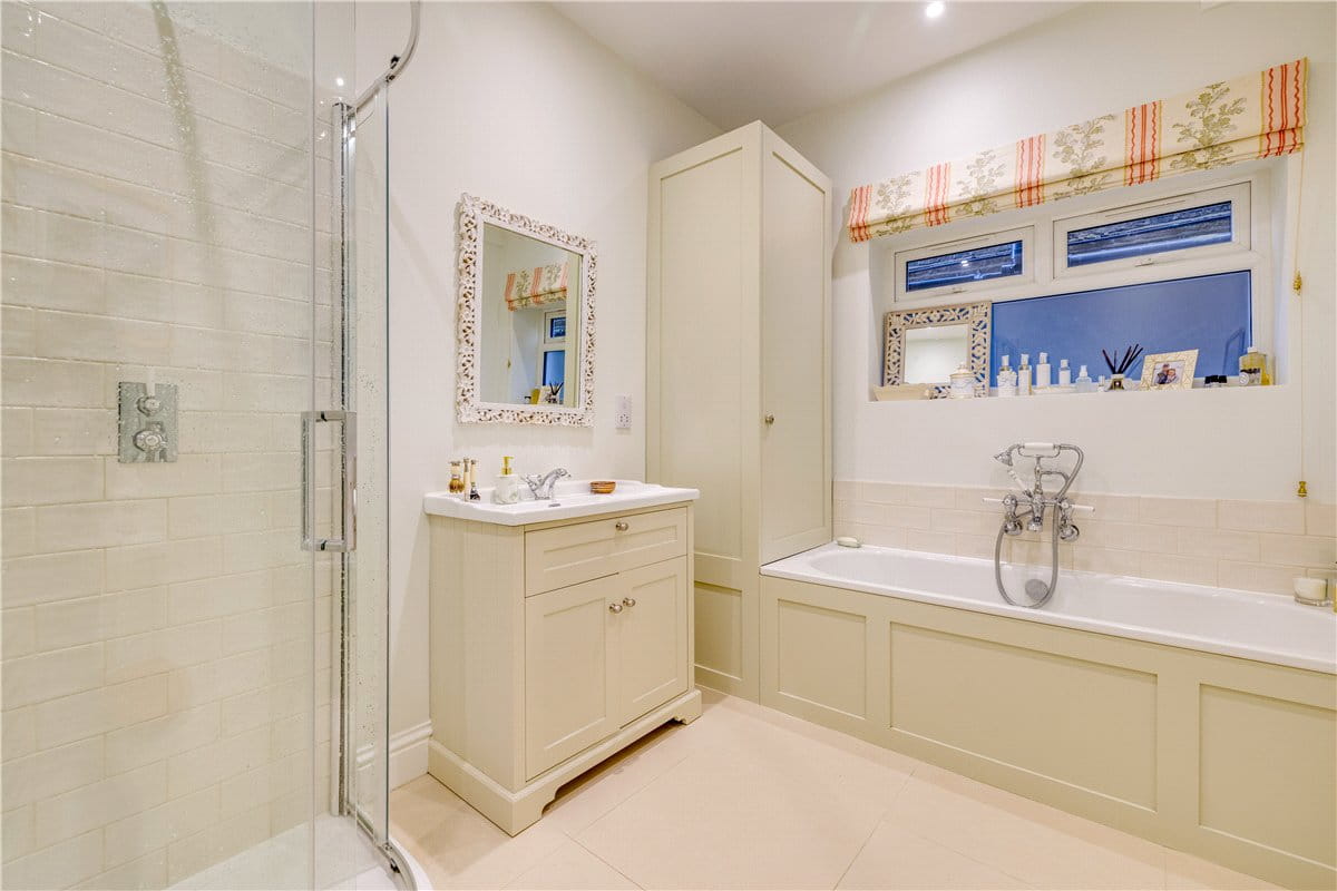 2 bedroom maisonette, Birdhurst Road, London SW18 - Available