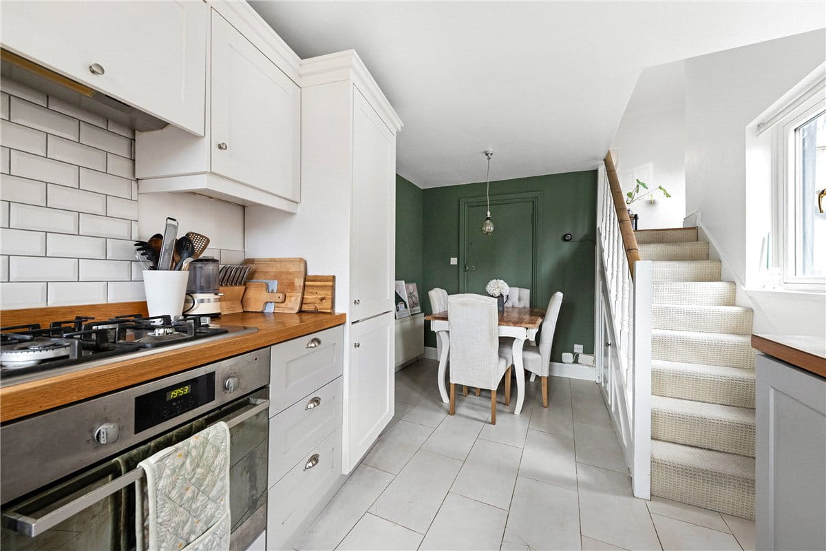2 bedroom flat, East Hill, London SW18 - Available