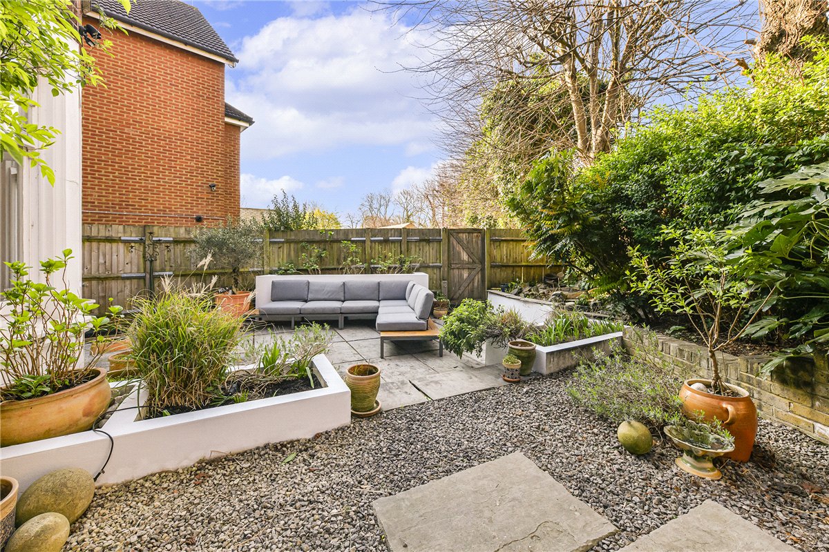 2 bedroom flat, Nightingale Lane, London SW12 - Available