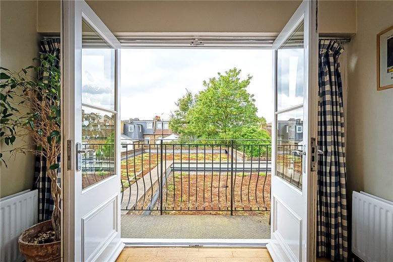3 bedroom maisonette, Fullerton Road, London SW18 - Available