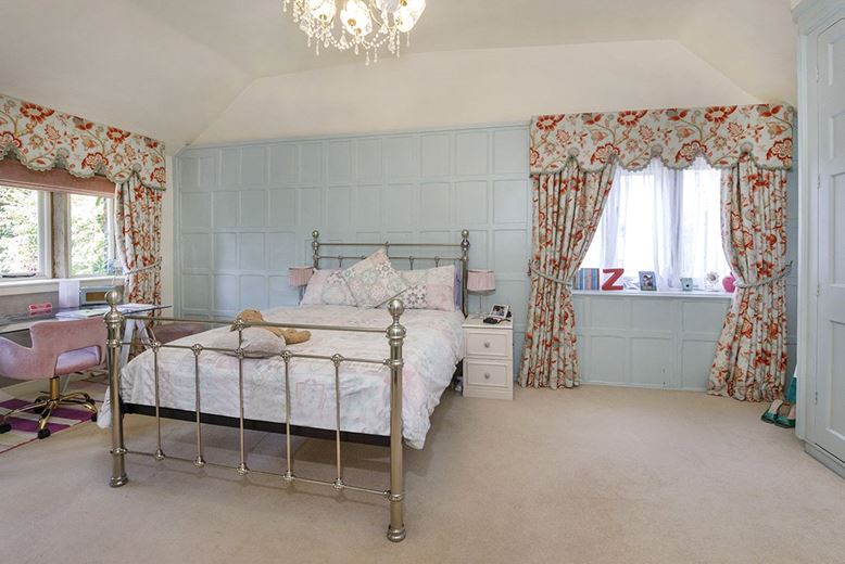 6 bedroom house, Royds Hall, Royds Hall Lane BD12 - Available