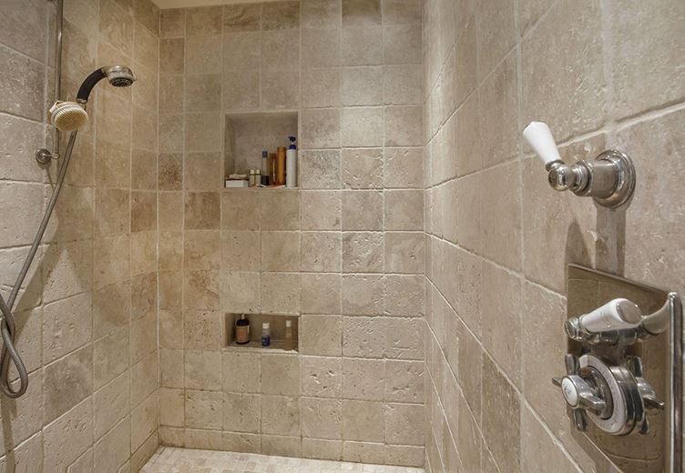 6 bedroom house, Royds Hall, Royds Hall Lane BD12 - Available