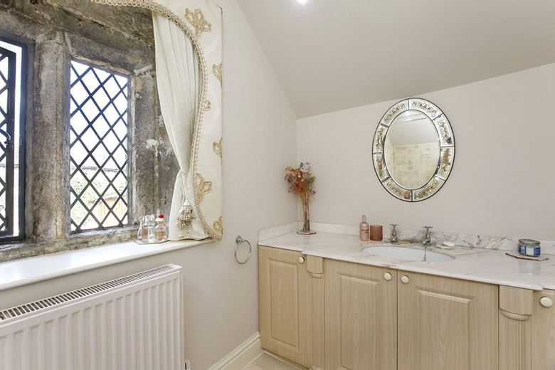 6 bedroom house, Royds Hall, Royds Hall Lane BD12 - Available