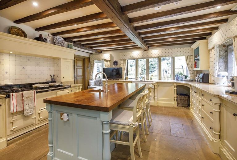 6 bedroom house, Royds Hall, Royds Hall Lane BD12 - Available