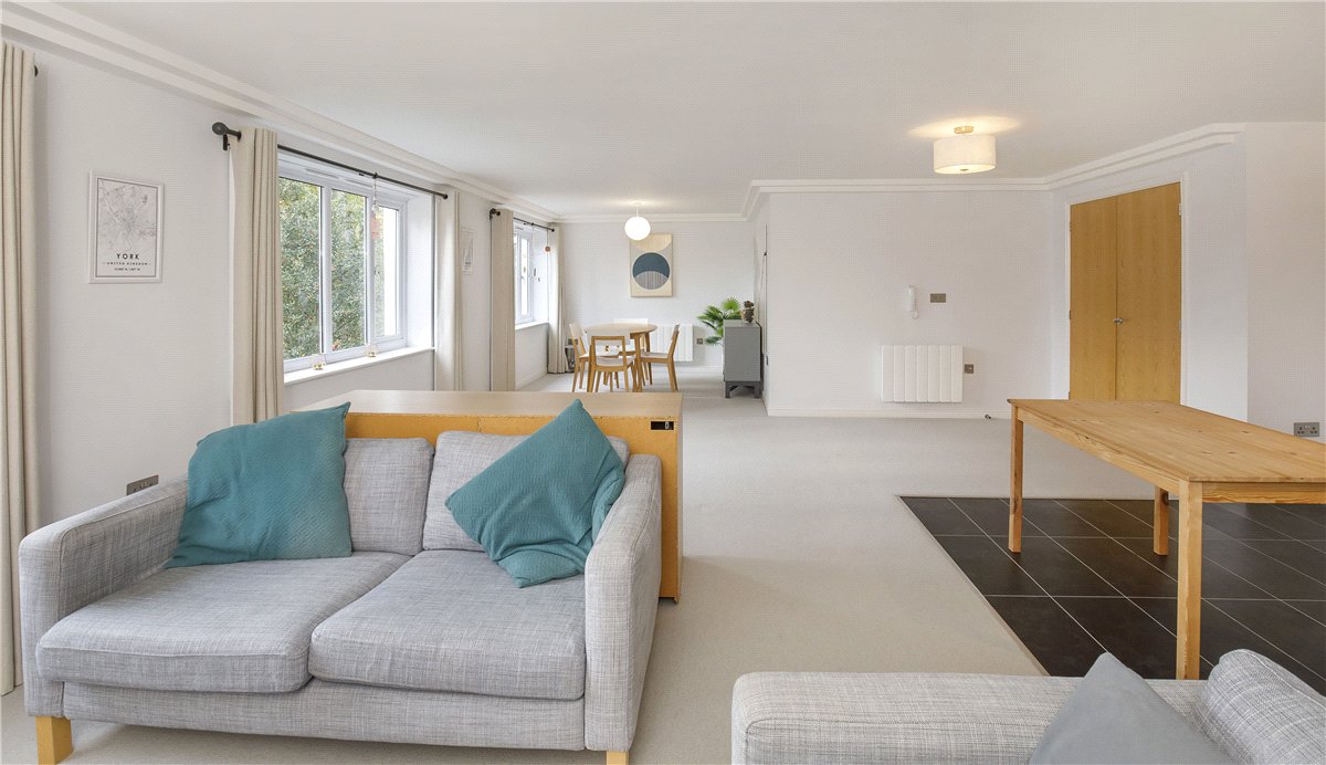 3 bedroom flat, The Avenue, York YO30 - Available