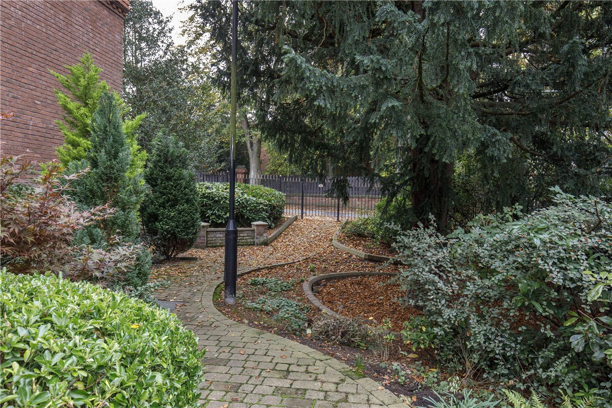 3 bedroom flat, The Avenue, York YO30 - Available