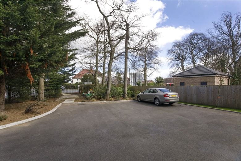2 bedroom flat, Wayside Crescent, Harrogate HG2 - Available