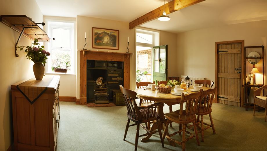 6 bedroom house, Bartindale Road, Hunmanby YO14 - Available