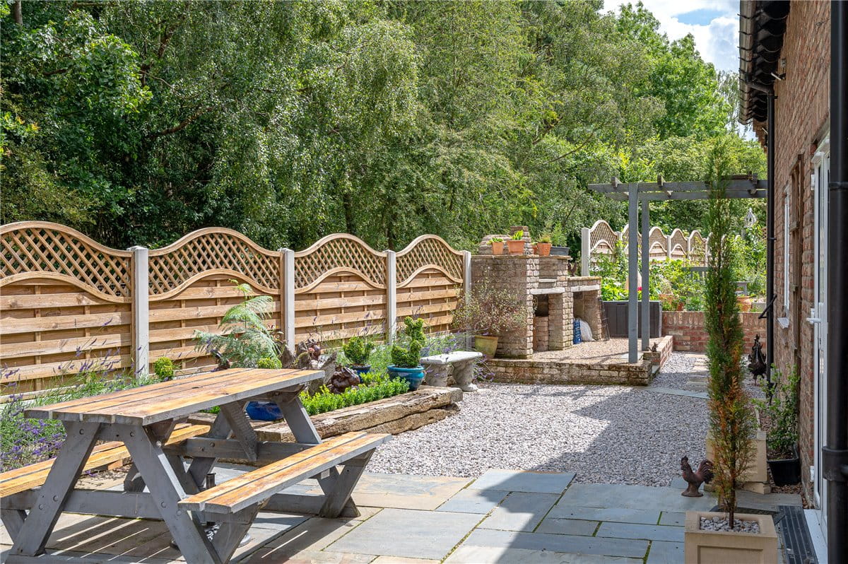 6 bedroom house, Selby Road, Riccall YO19 - Available