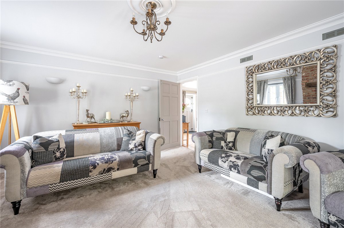 6 bedroom house, Selby Road, Riccall YO19 - Available