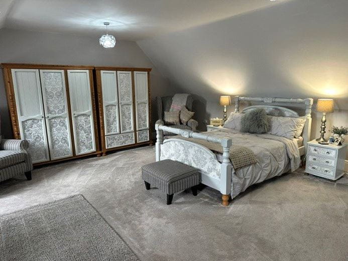 6 bedroom house, Selby Road, Riccall YO19 - Available