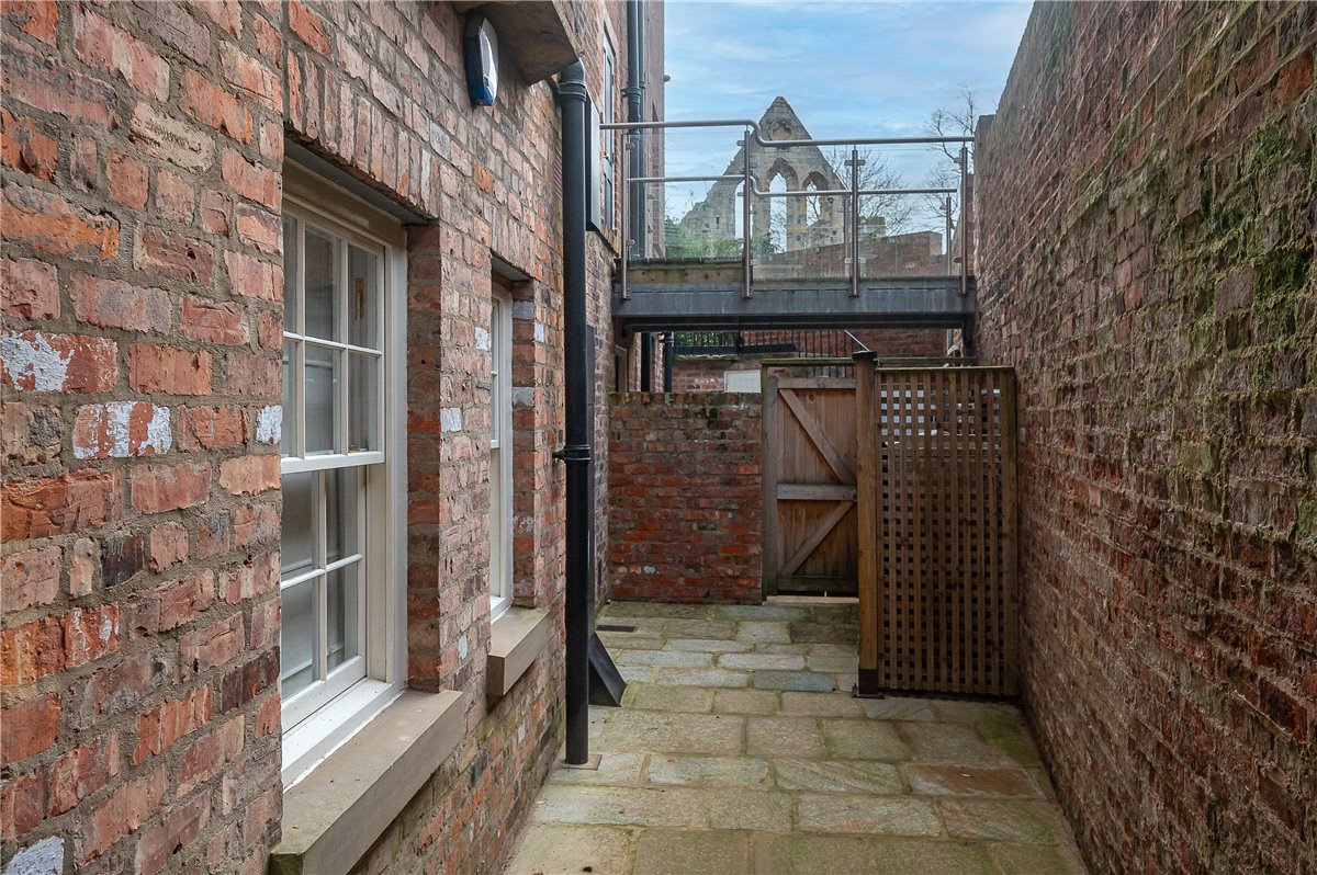 3 bedroom flat, St. Leonards Place, York YO1 - Available
